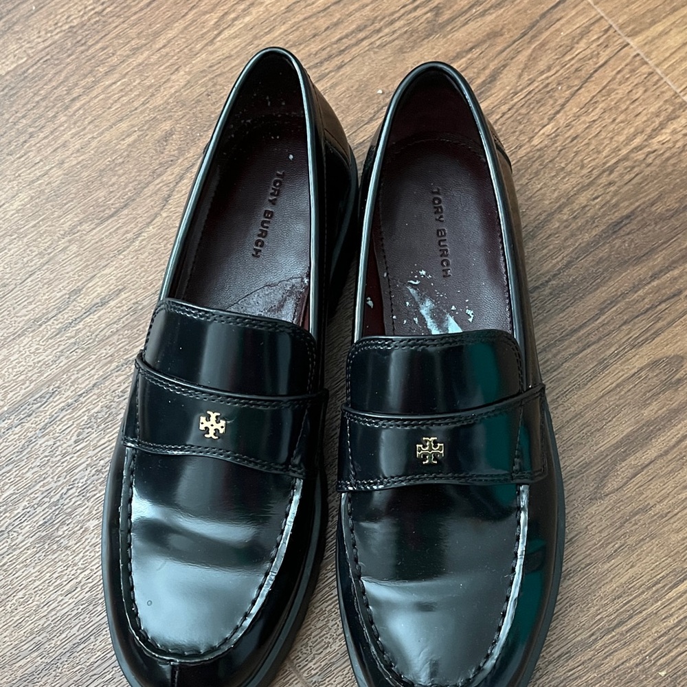NEW with issue Tory Burch 9 M Black Patent Leather Penny Loafers with Gold Logo - Picture 3 of 10